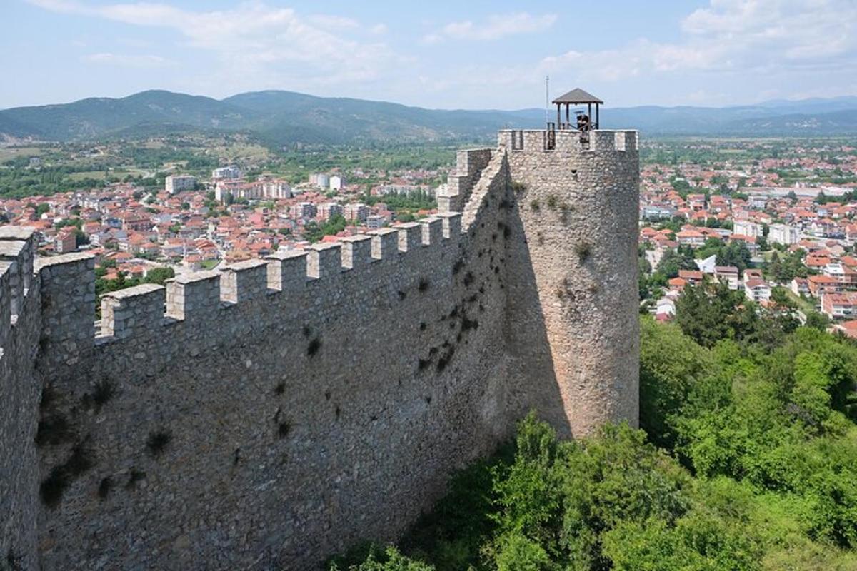 veľký hrad s mestom v pozadí