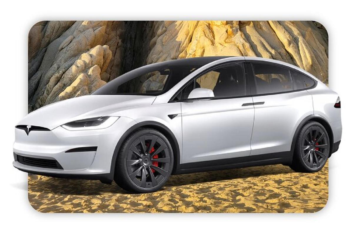 egy fehér Tesla autó parkolt egy fal előtt