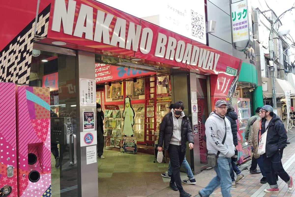 un grupo de personas caminando frente a una tienda