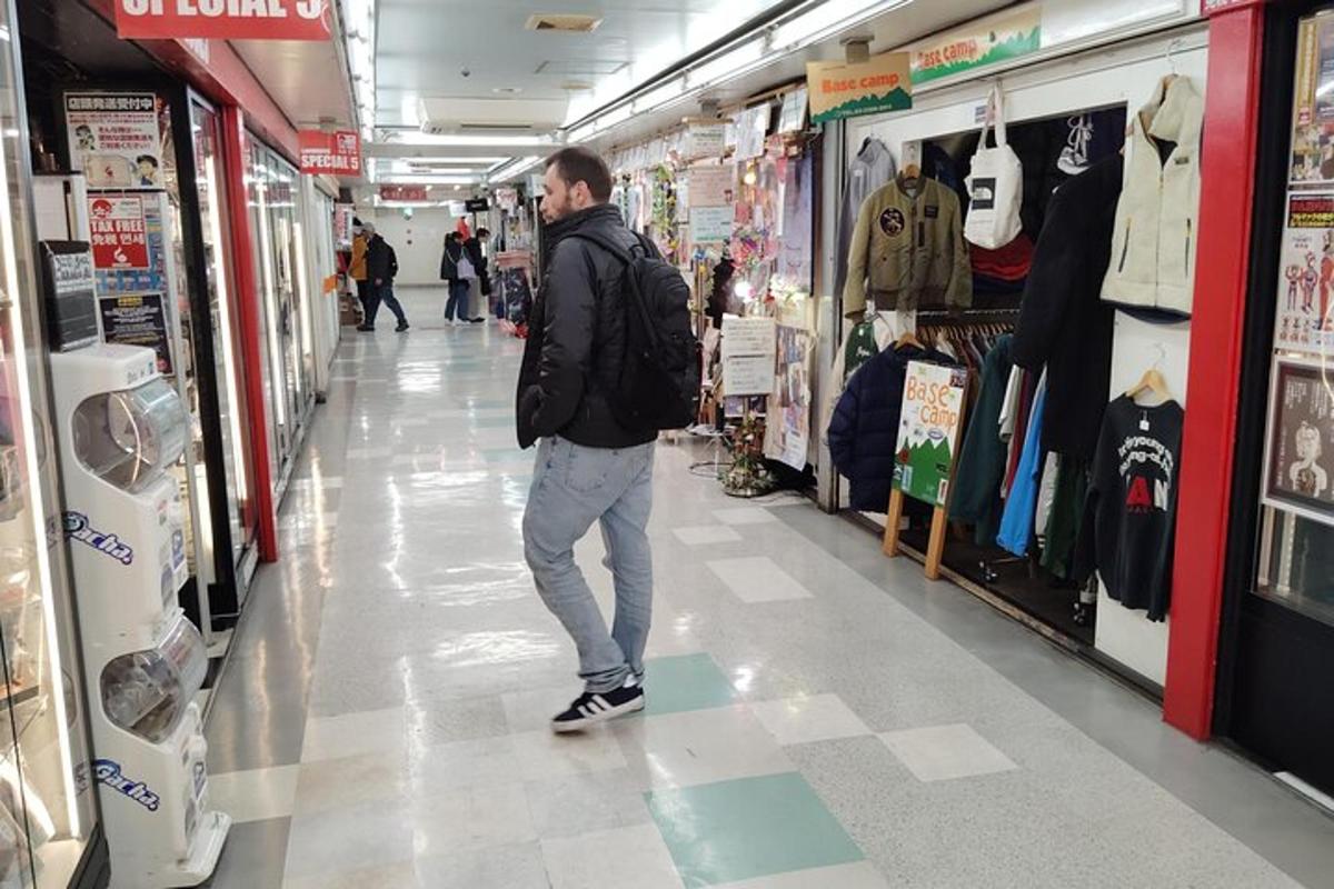 un hombre caminando por un pasillo de una tienda