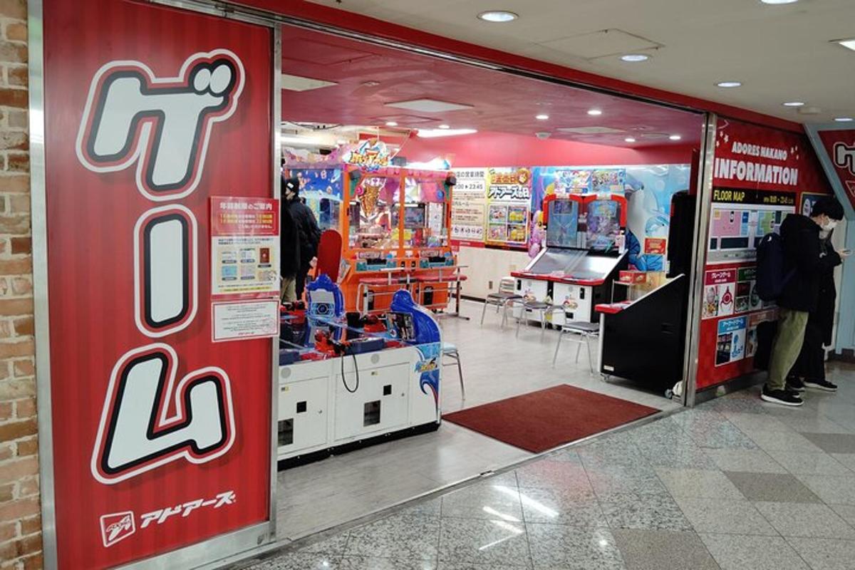 כניסה לחנות צעצועים עם אנשים בתוכה