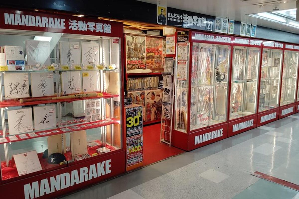 Un pasillo de una tienda con un montón de productos en exhibición