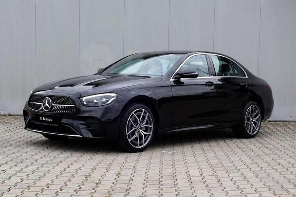 čierne auto zaparkované pred budovou