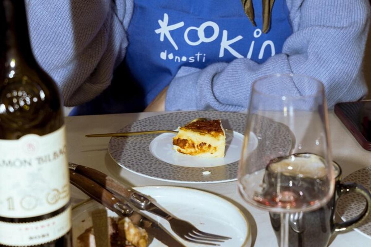 láhev vína a kus dortu na stole
