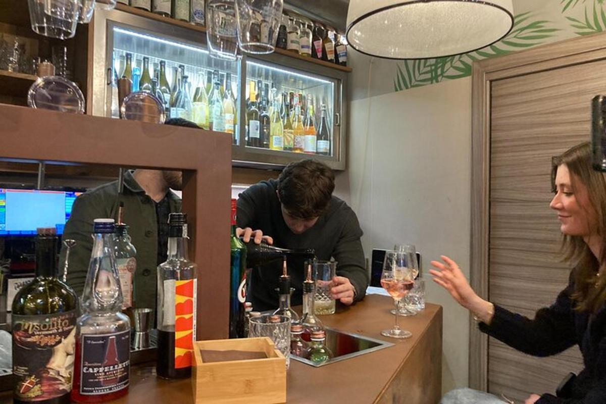 una donna in piedi al bar con un uomo che versa del vino