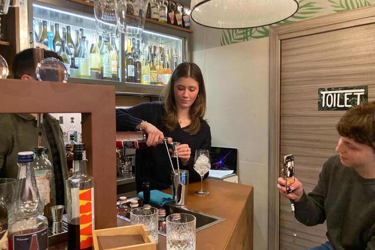 una donna che versa un bicchiere di vino in un bar