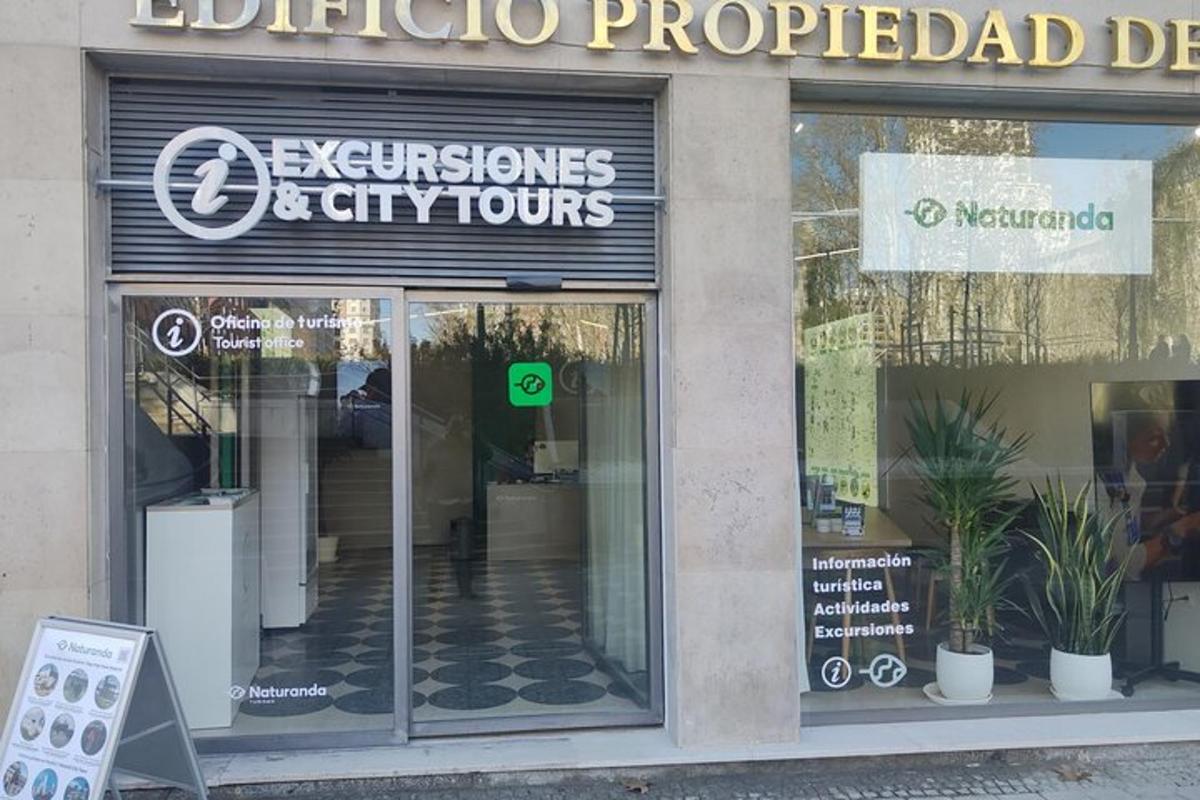 Un escaparate de una tienda con un cartel