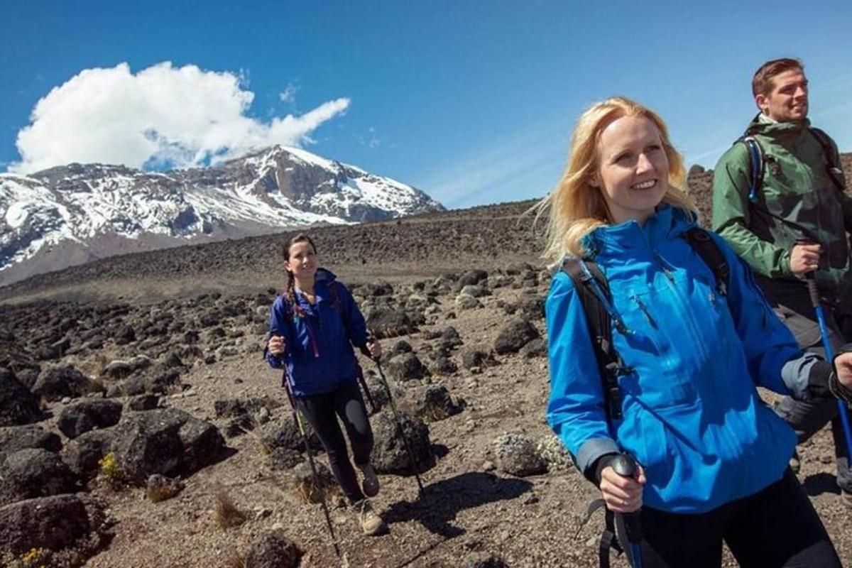 un gruppo di persone che camminano su una montagna rocciosa