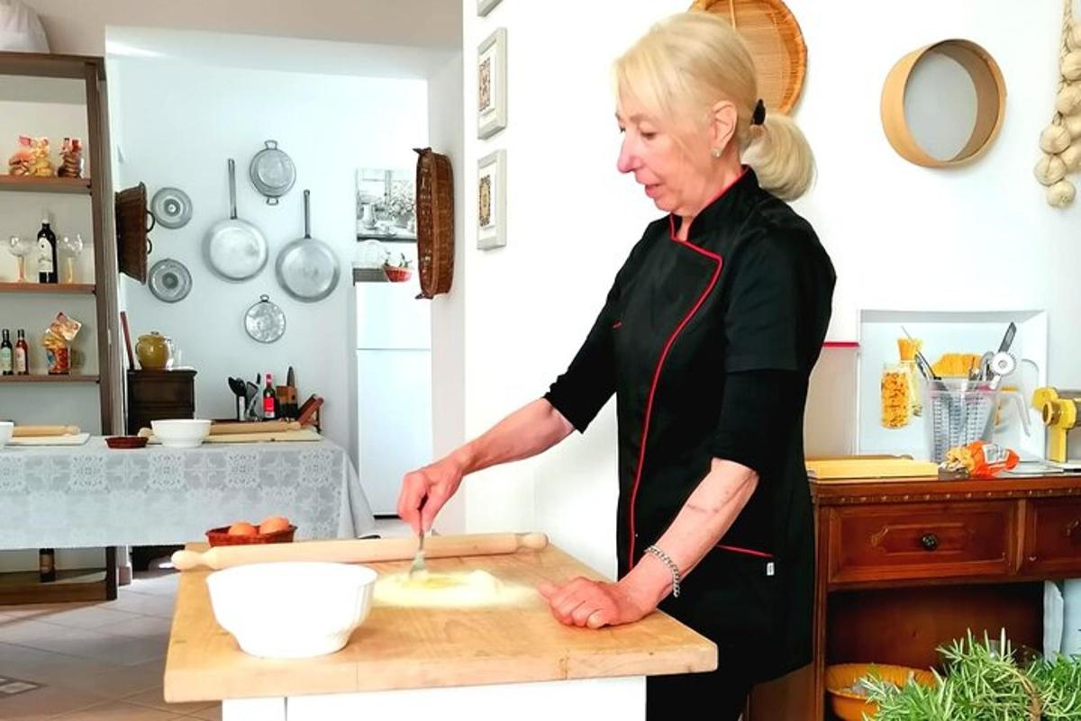 naine köögis lõikelaual toitu valmistamas