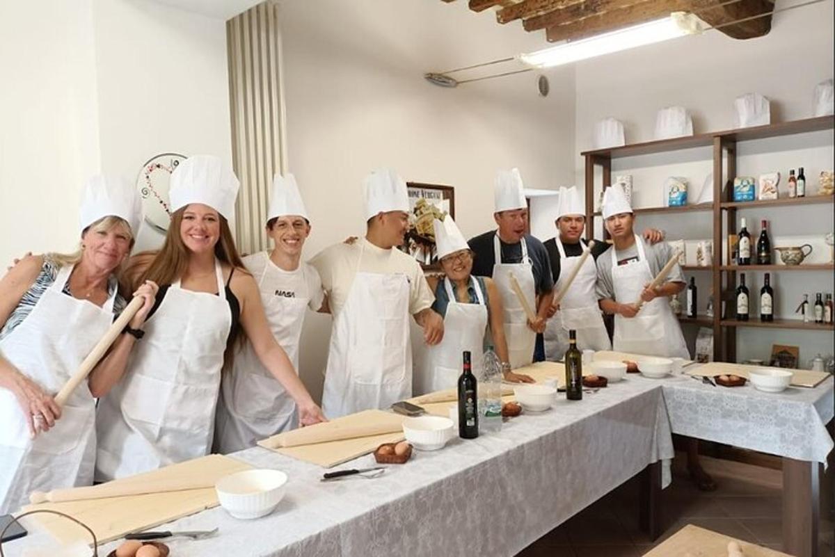 μια ομάδα σεφ που στέκονται σε μια κουζίνα