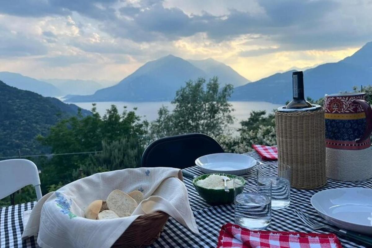 piknikový stůl s výhledem na jezero a hory