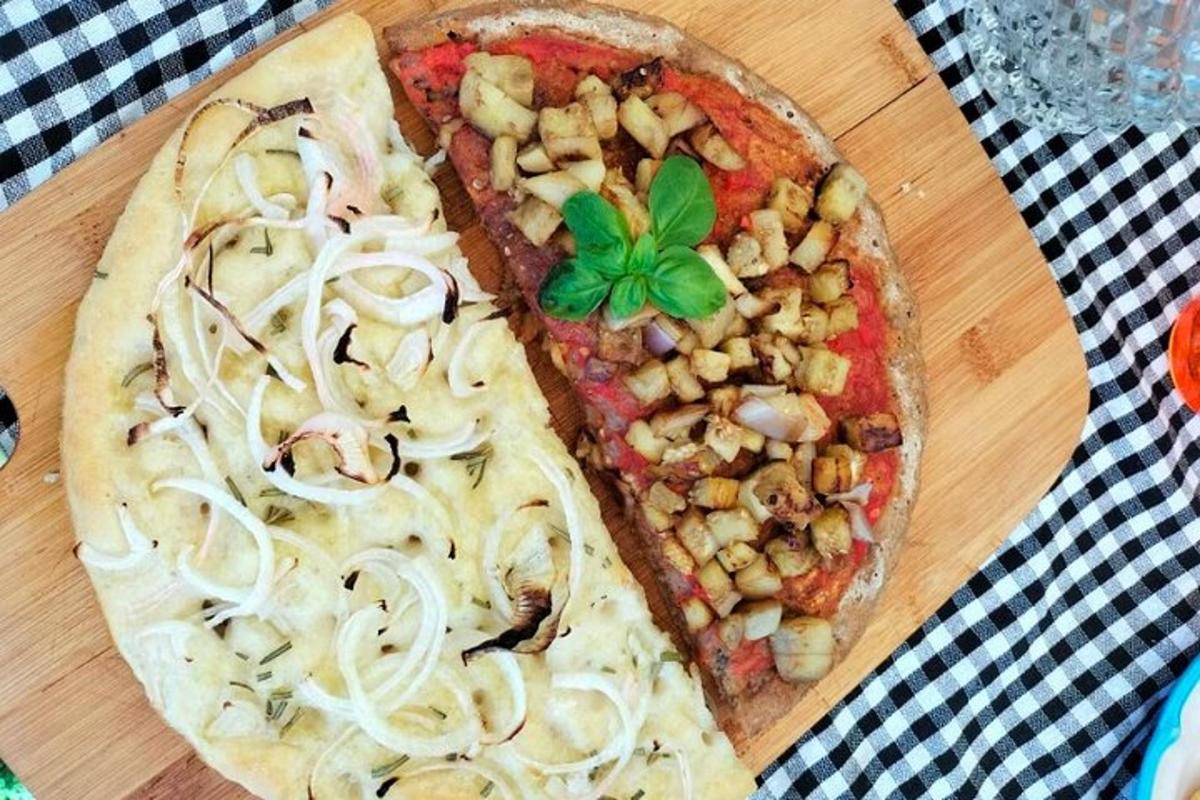 pizza ležící na dřevěném prkénku