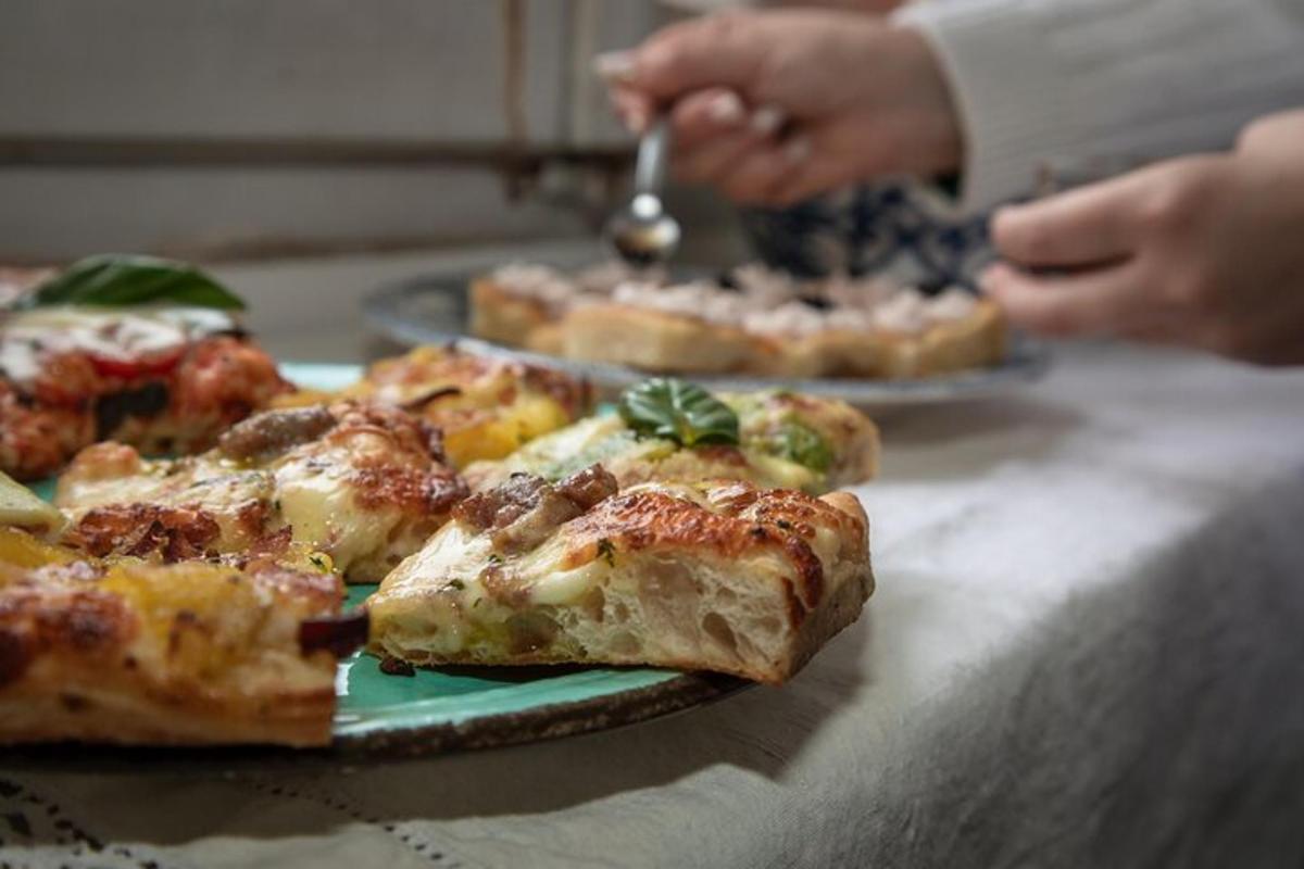 talíř pizzy ležící na stole