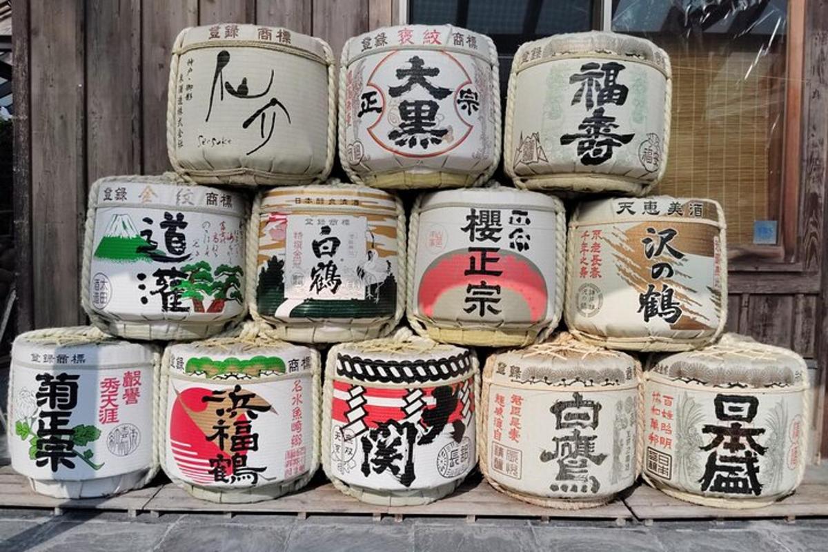 一组写有文字的日本桶