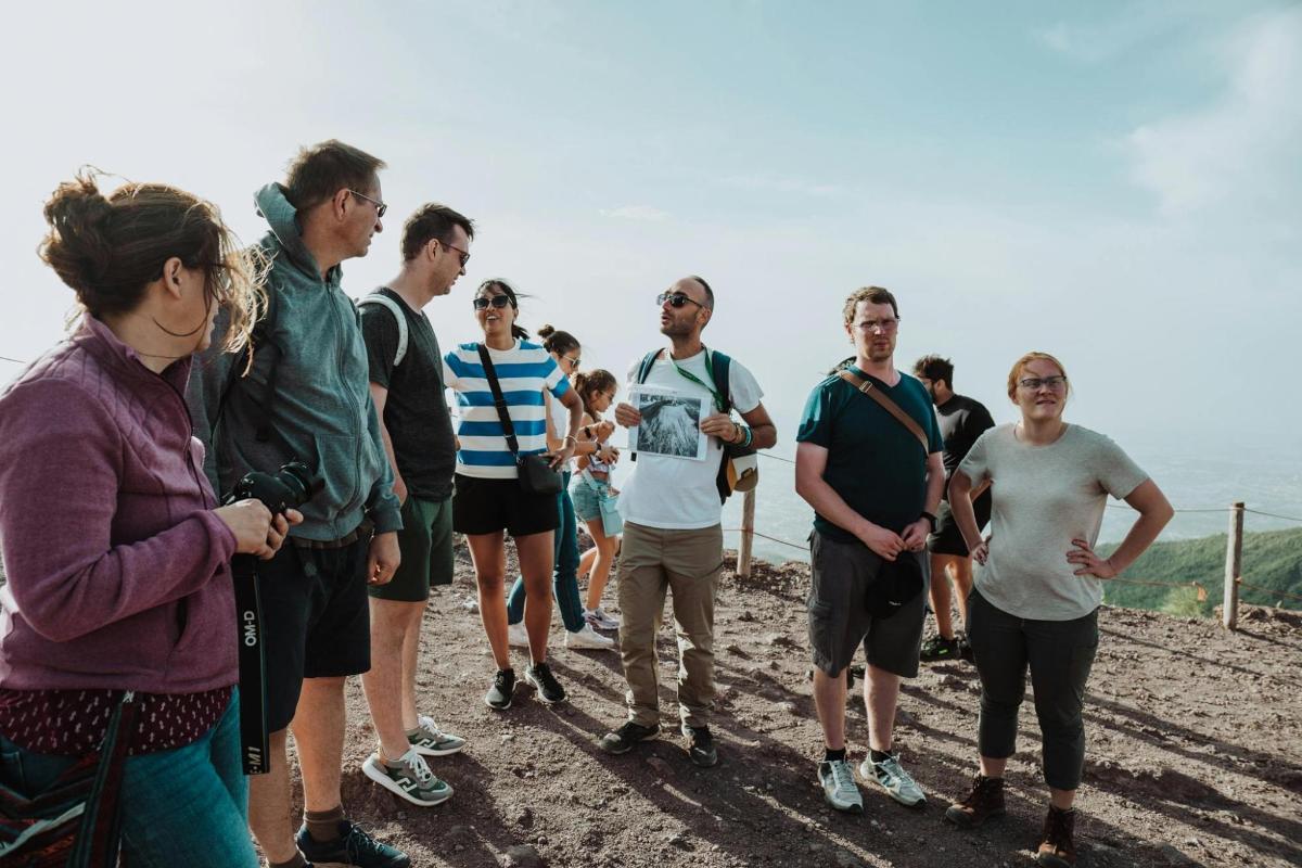 skupina lidí stojící na vrcholu hory