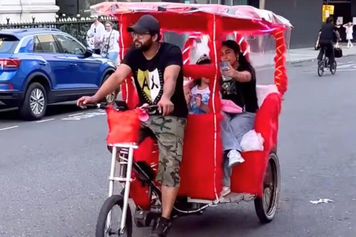 muž a žena jedoucí na červeném motocyklovém vozíku