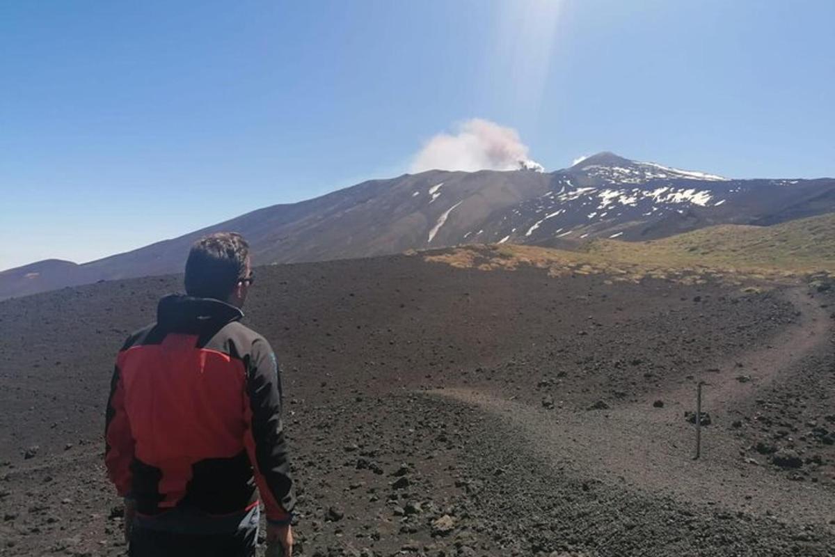 un uomo in piedi di fronte a una montagna