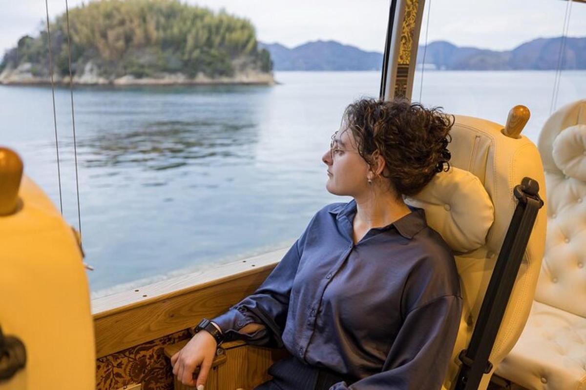 seorang wanita duduk di perahu di atas air