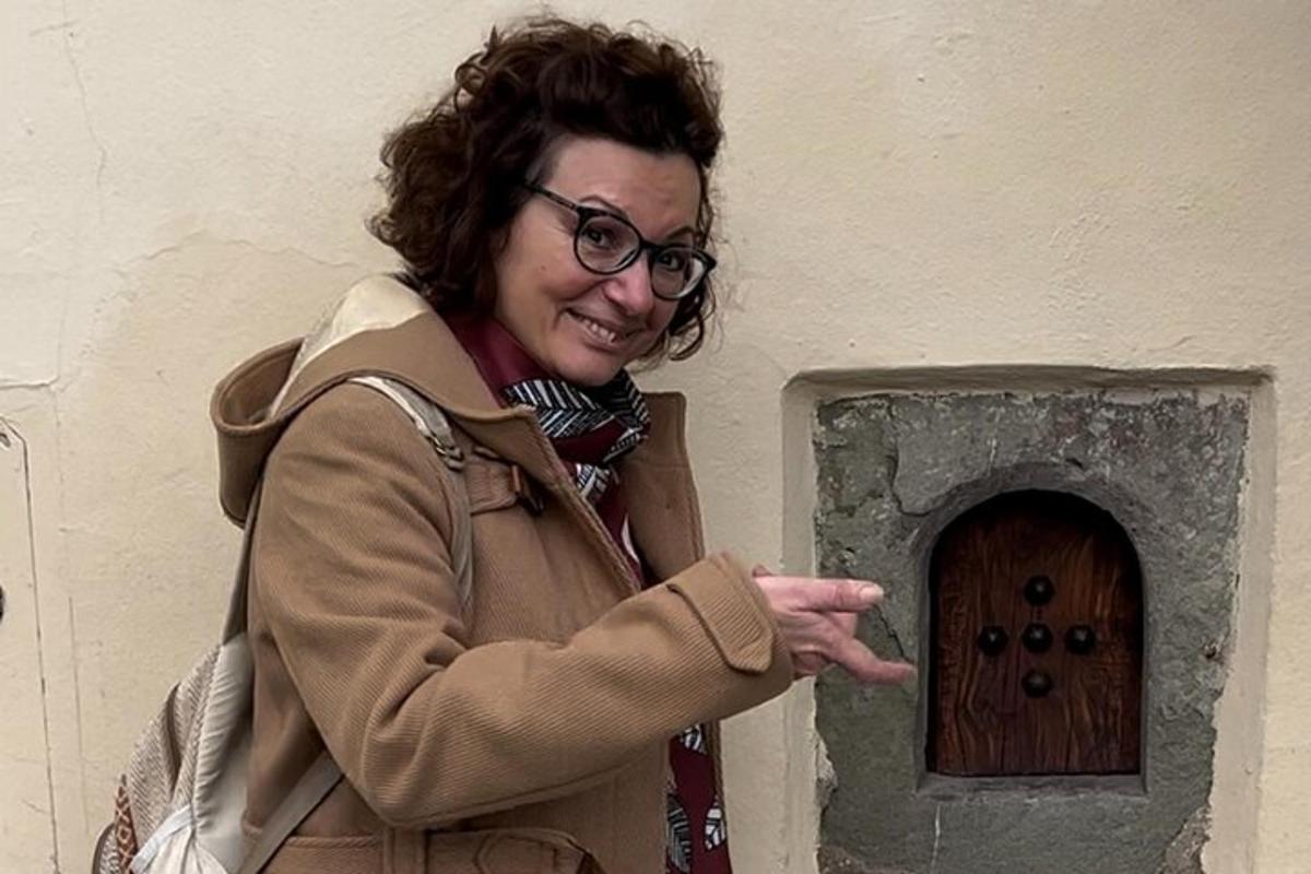 žena stojící před dveřmi