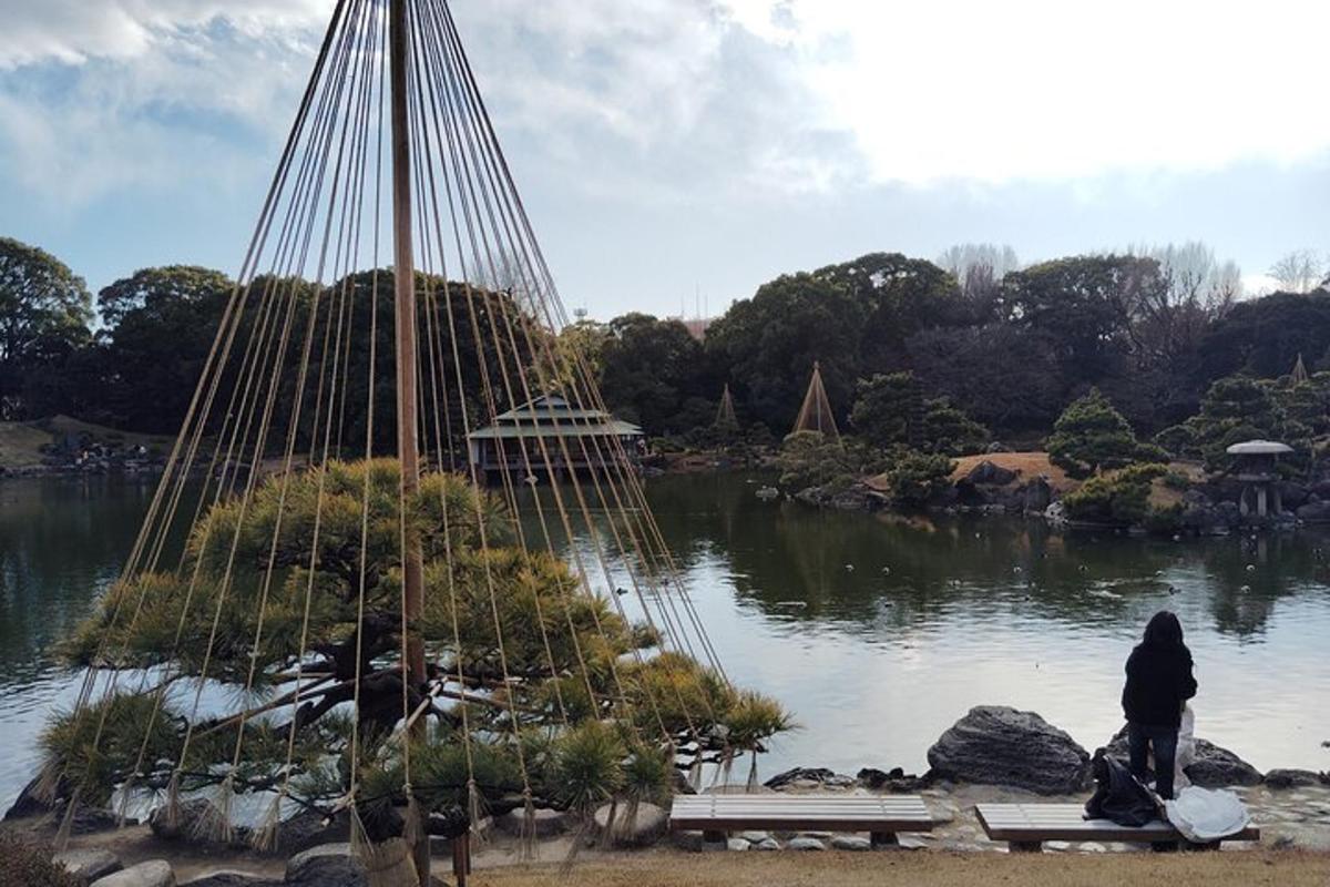 seseorang berdiri di depan jembatan di atas danau