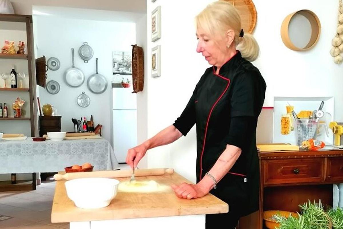 una donna in cucina che prepara il cibo su un tagliere