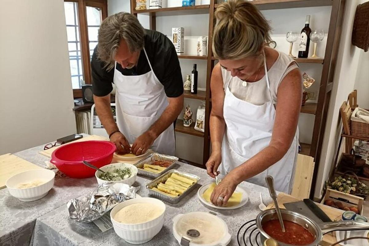 due persone in piedi in una cucina che preparano il cibo