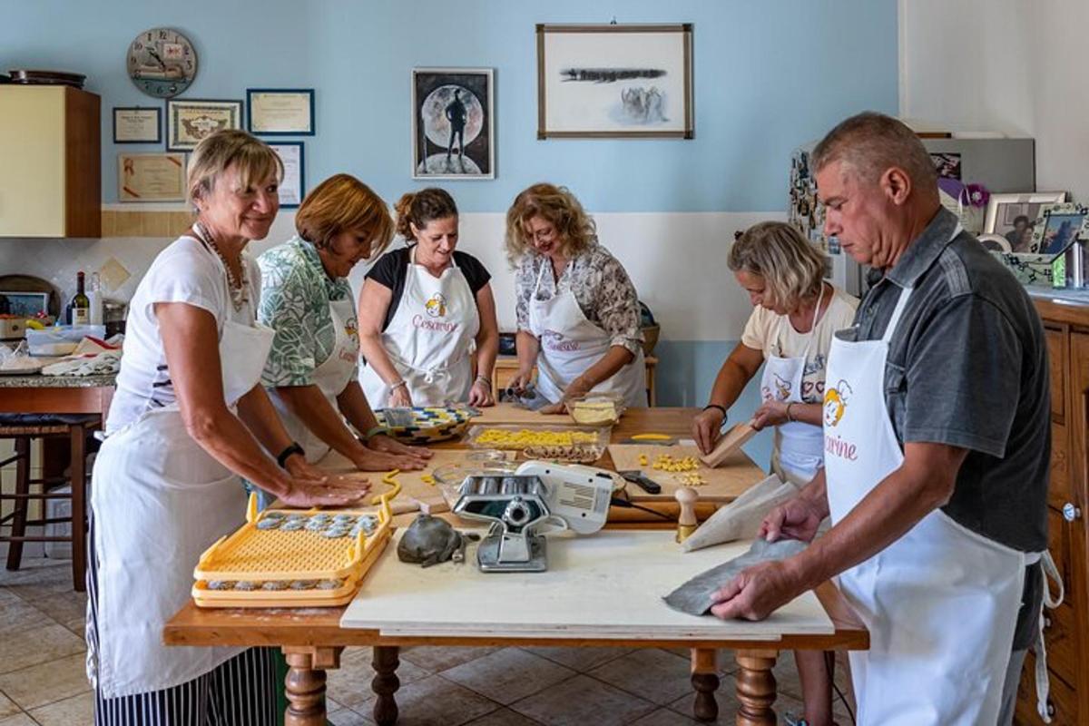 un grup de oameni care stau în jurul unei mese într-o bucătărie