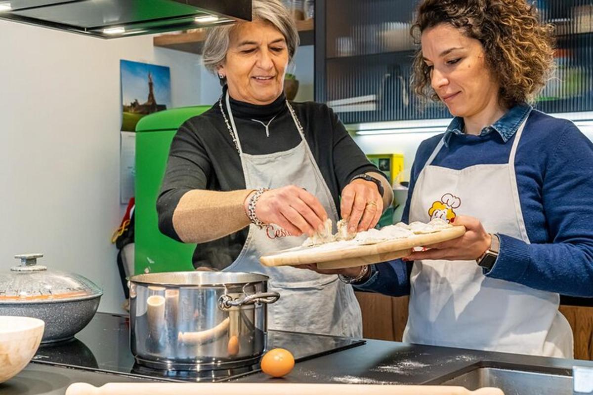dve ženski, ki stojita v kuhinji in pripravljata hrano