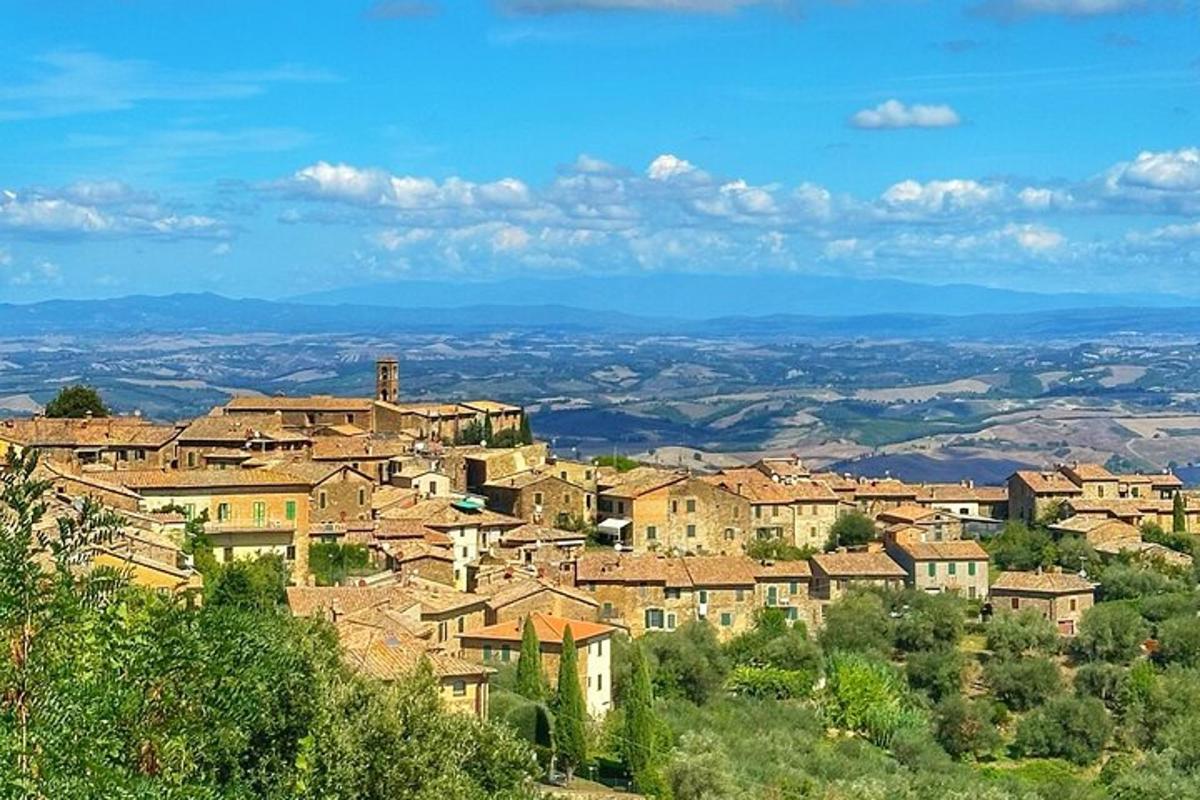 un gruppo di case in cima a una collina