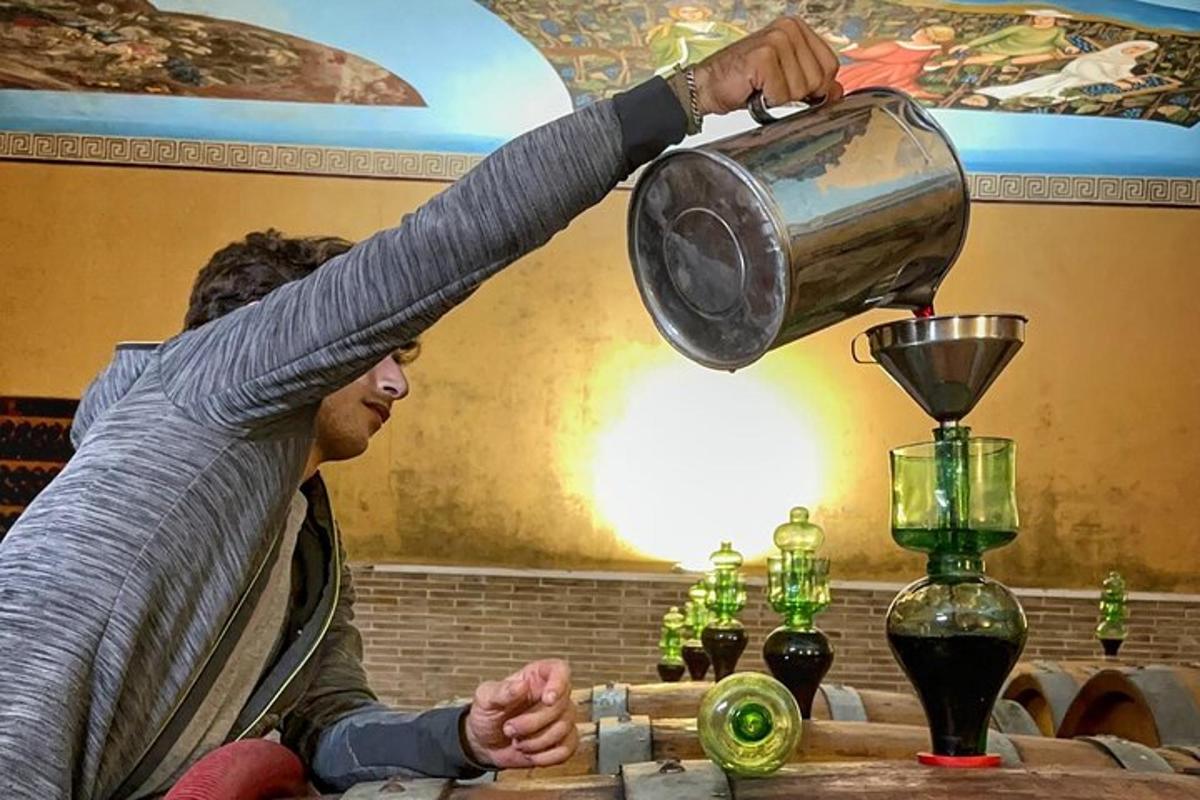 un uomo tiene una pentola sopra un tavolo