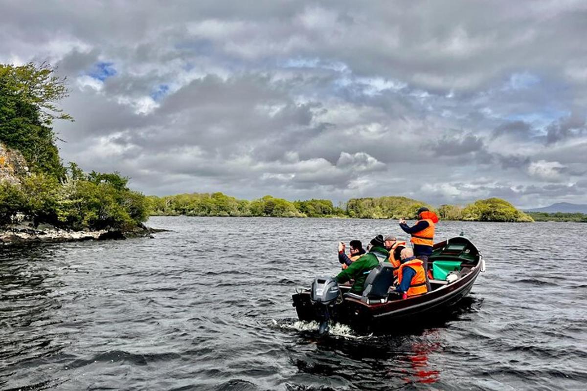 un grup de persones en una barca en un llac