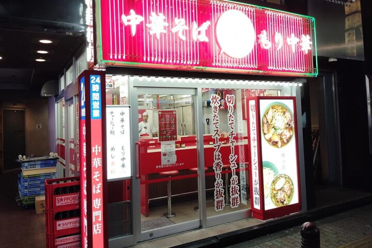 önünde tabelalar olan bir restoran