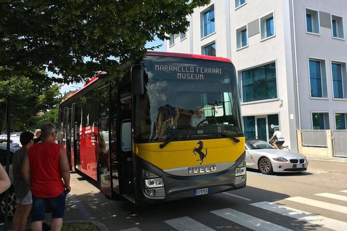 autobus zaparkovaný na kraji ulice