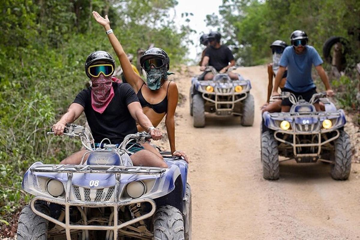 Μια ομάδα ανθρώπων που οδηγούν ATV σε έναν χωματόδρομο