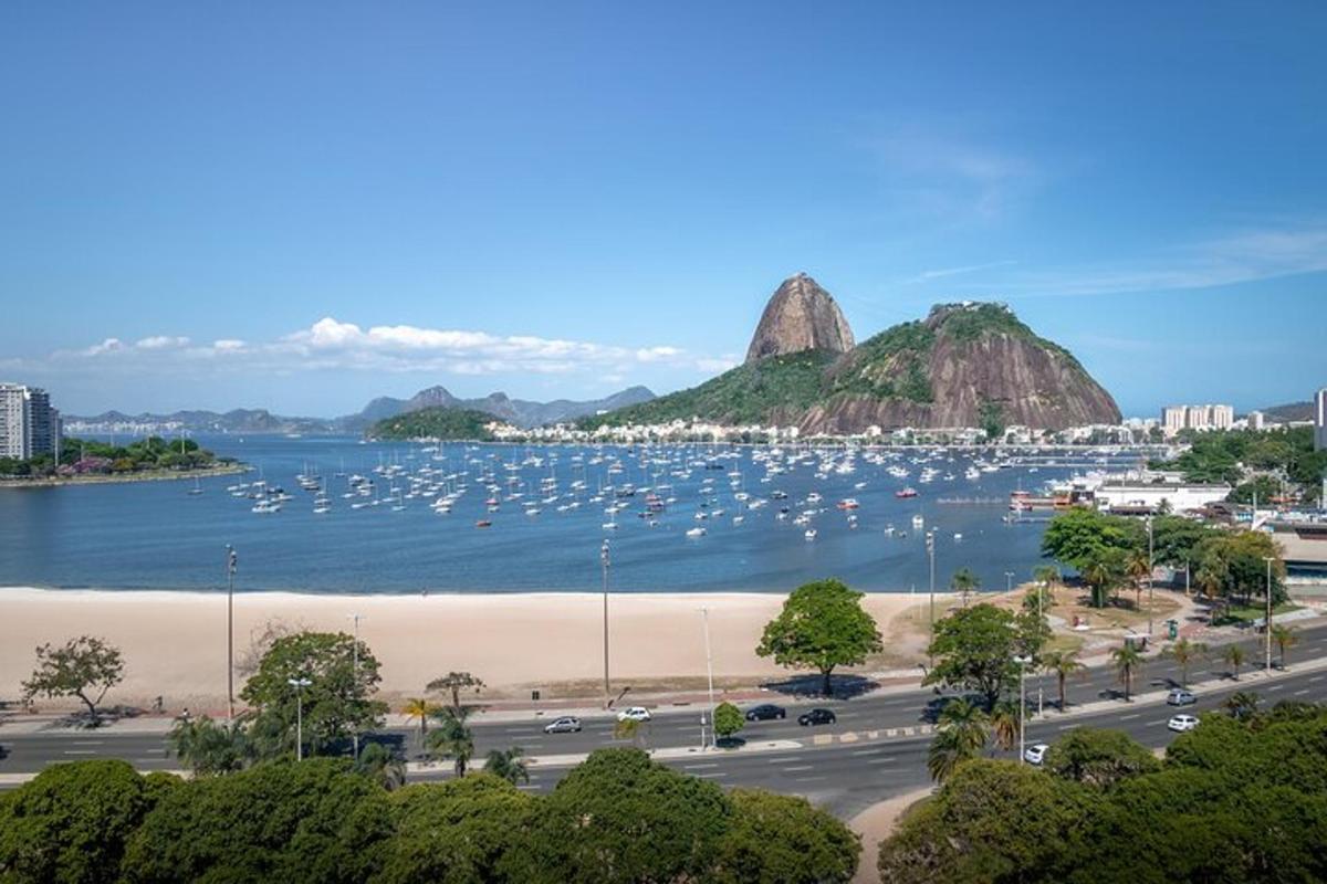 uma vista de um porto com barcos na água