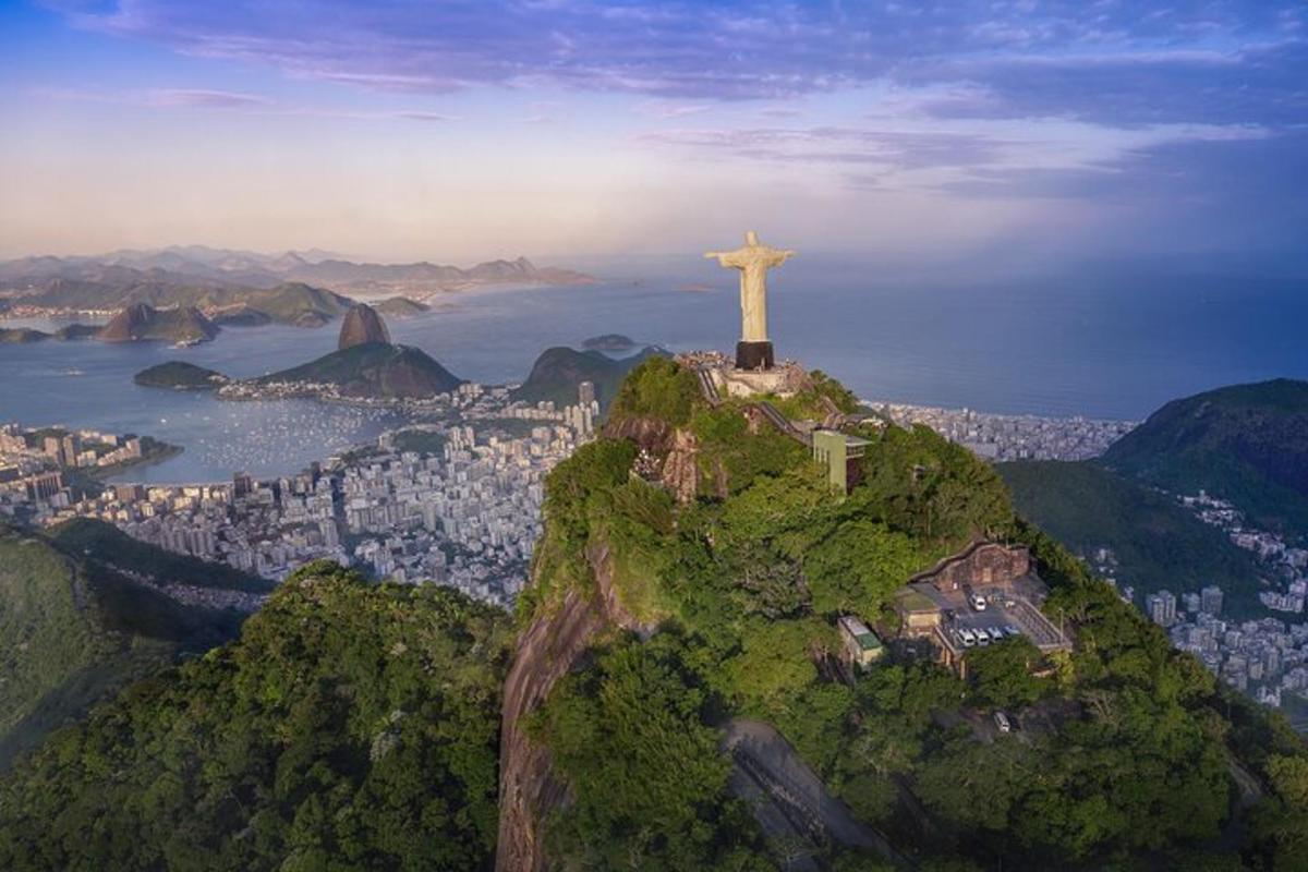 uma estátua do Cristo Redentor no topo de uma montanha