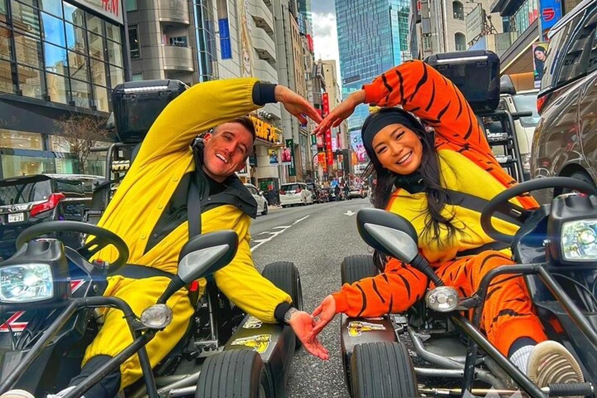 un gruppo di persone vestite in costume sedute su motociclette