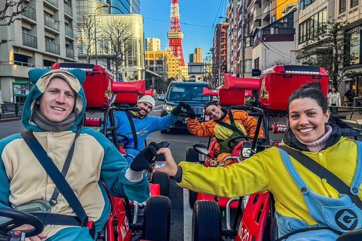 un gruppo di persone che vanno in bicicletta lungo una strada