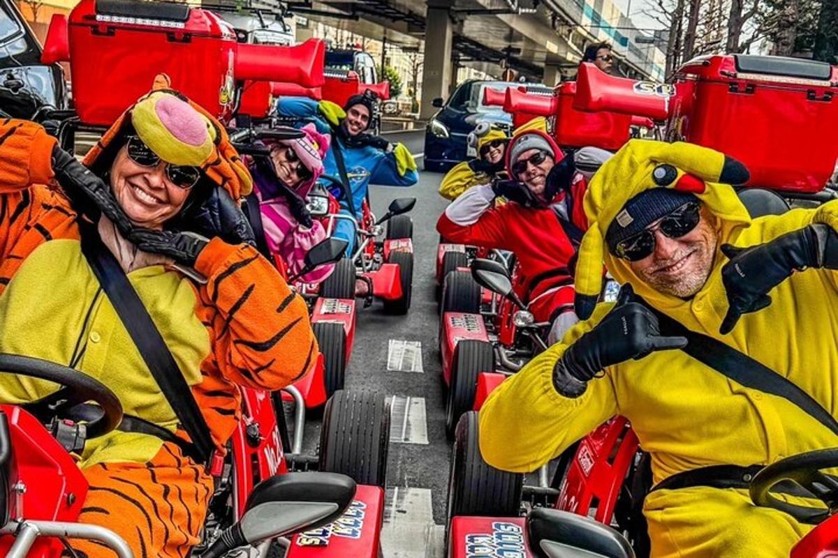 un gruppo di persone vestite in costume che viaggiano su veicoli