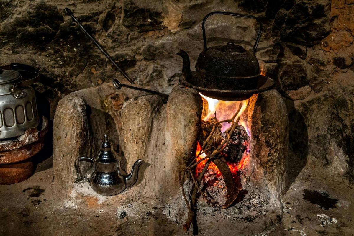 une casserole sur une cuisinière avec un feu