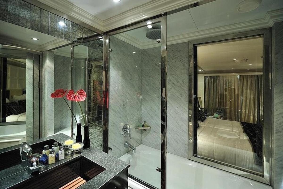 un bany amb dutxa, banyera i lavabo
