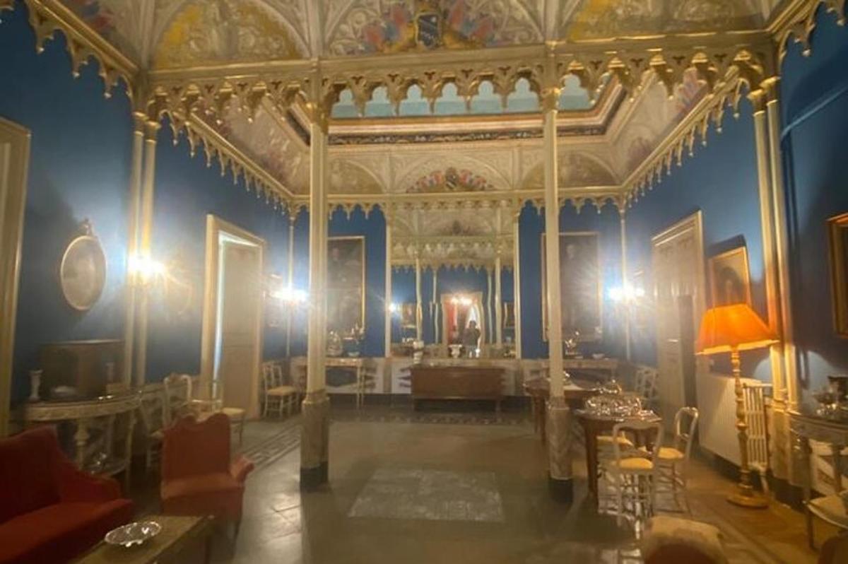 stórt herbergi með bláum vegg og lofti