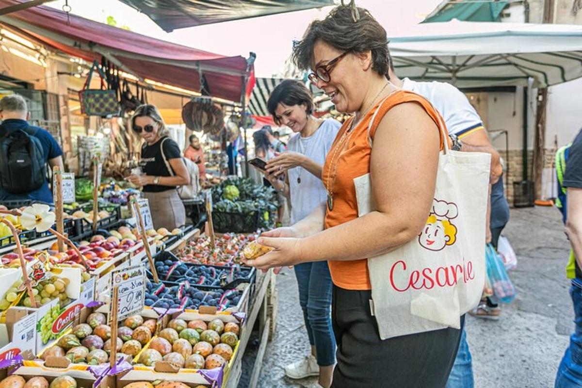 una mujer parada frente a un mercado
