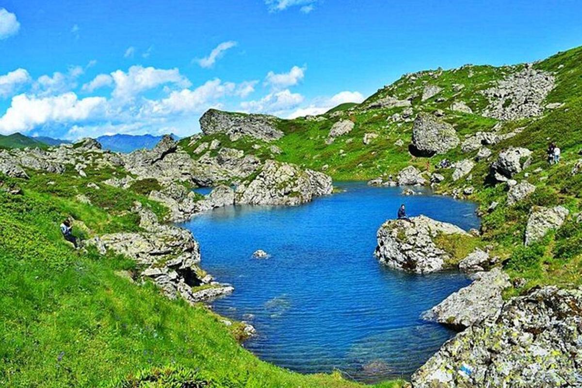 um grande lago azul no meio de um campo verde