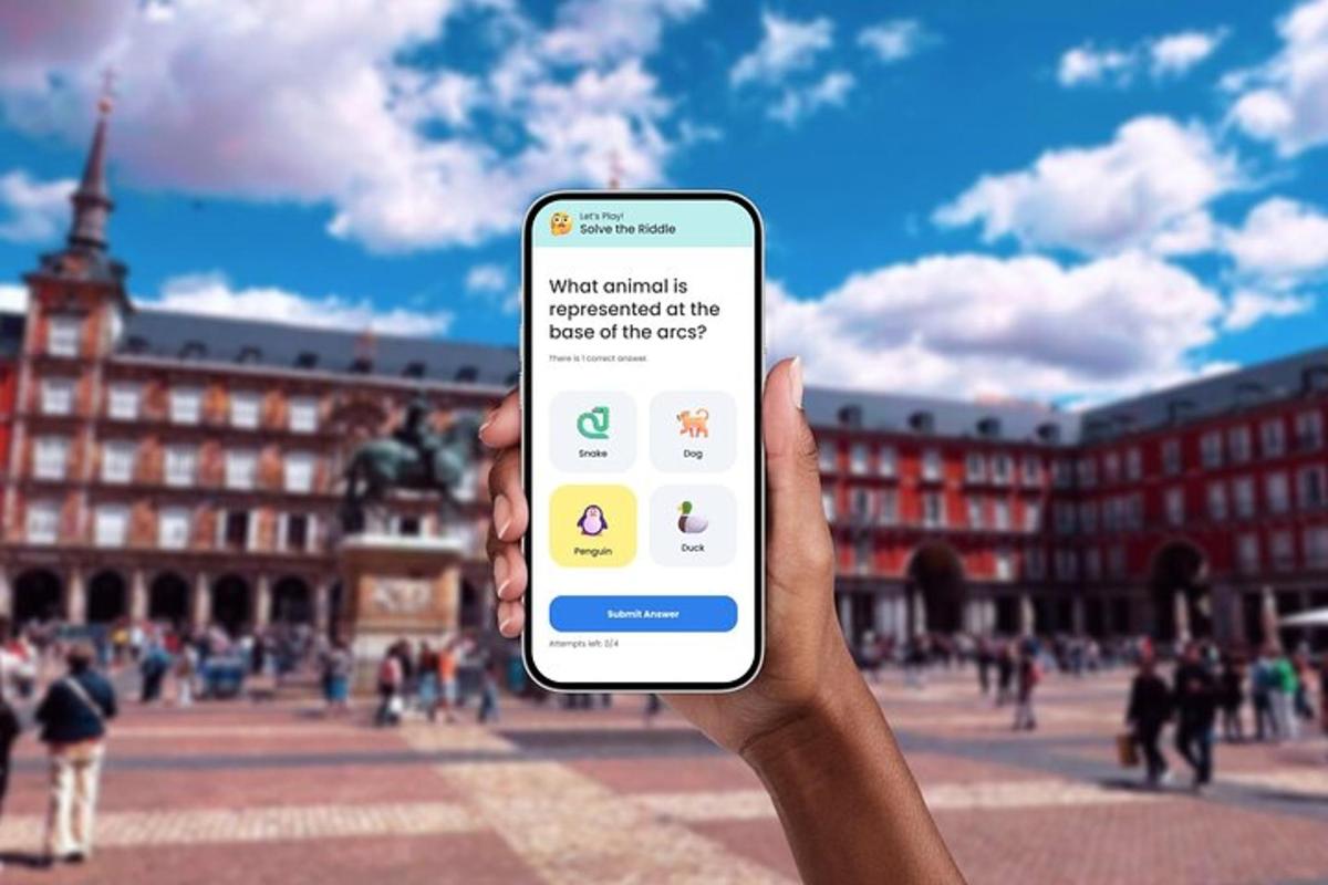 una persona che tiene in mano un telefono cellulare davanti a un edificio