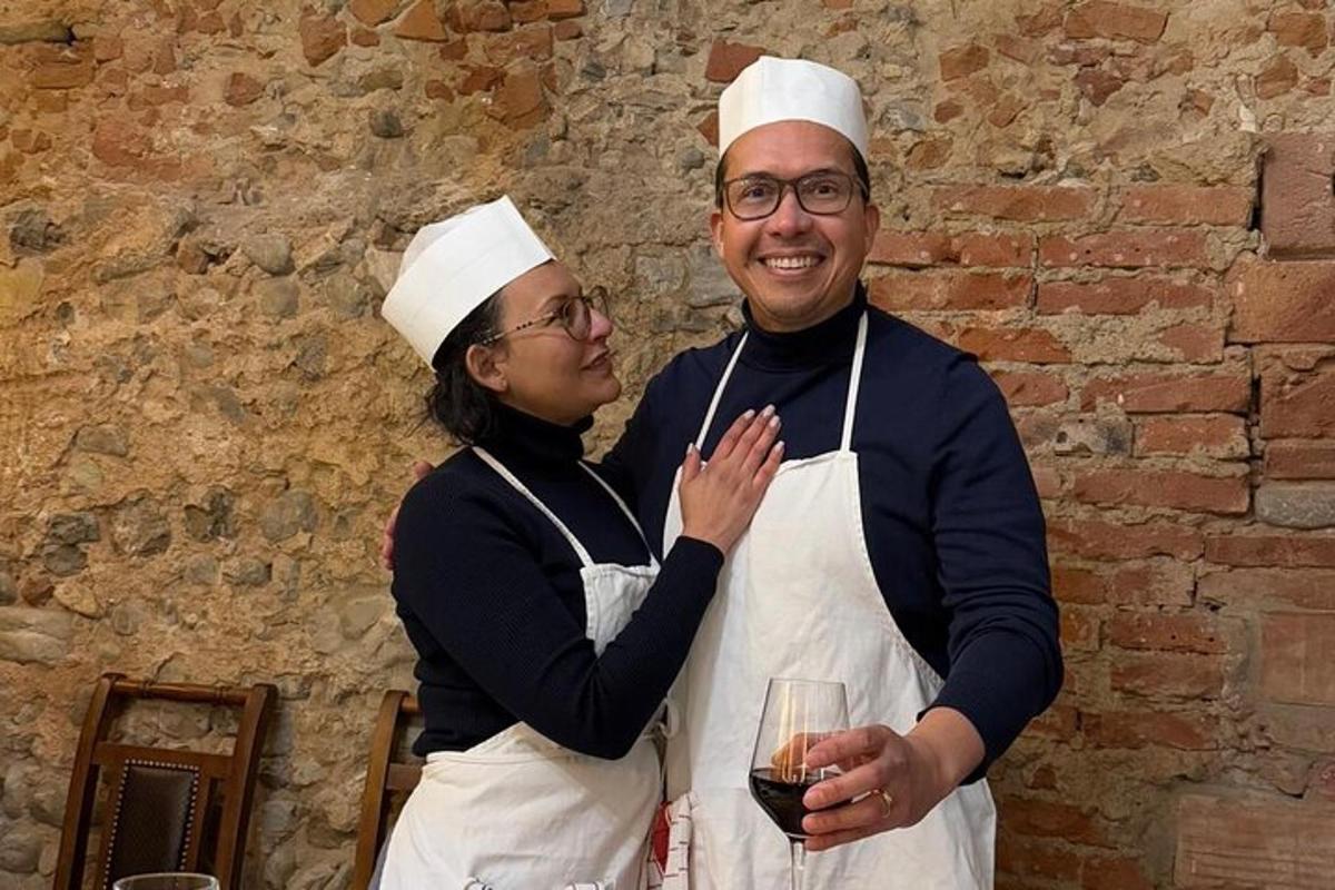 um homem e uma mulher com chapéus de chef posando para uma foto