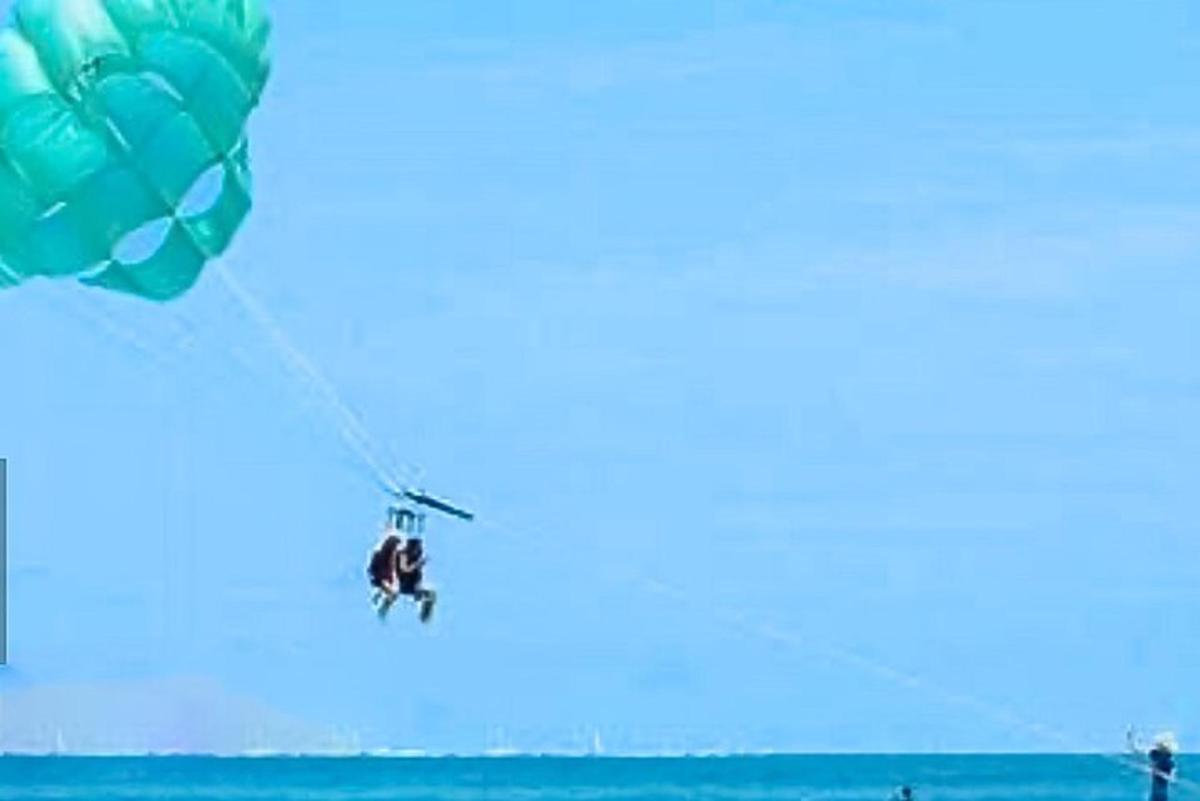 een persoon is in de lucht met een parachute