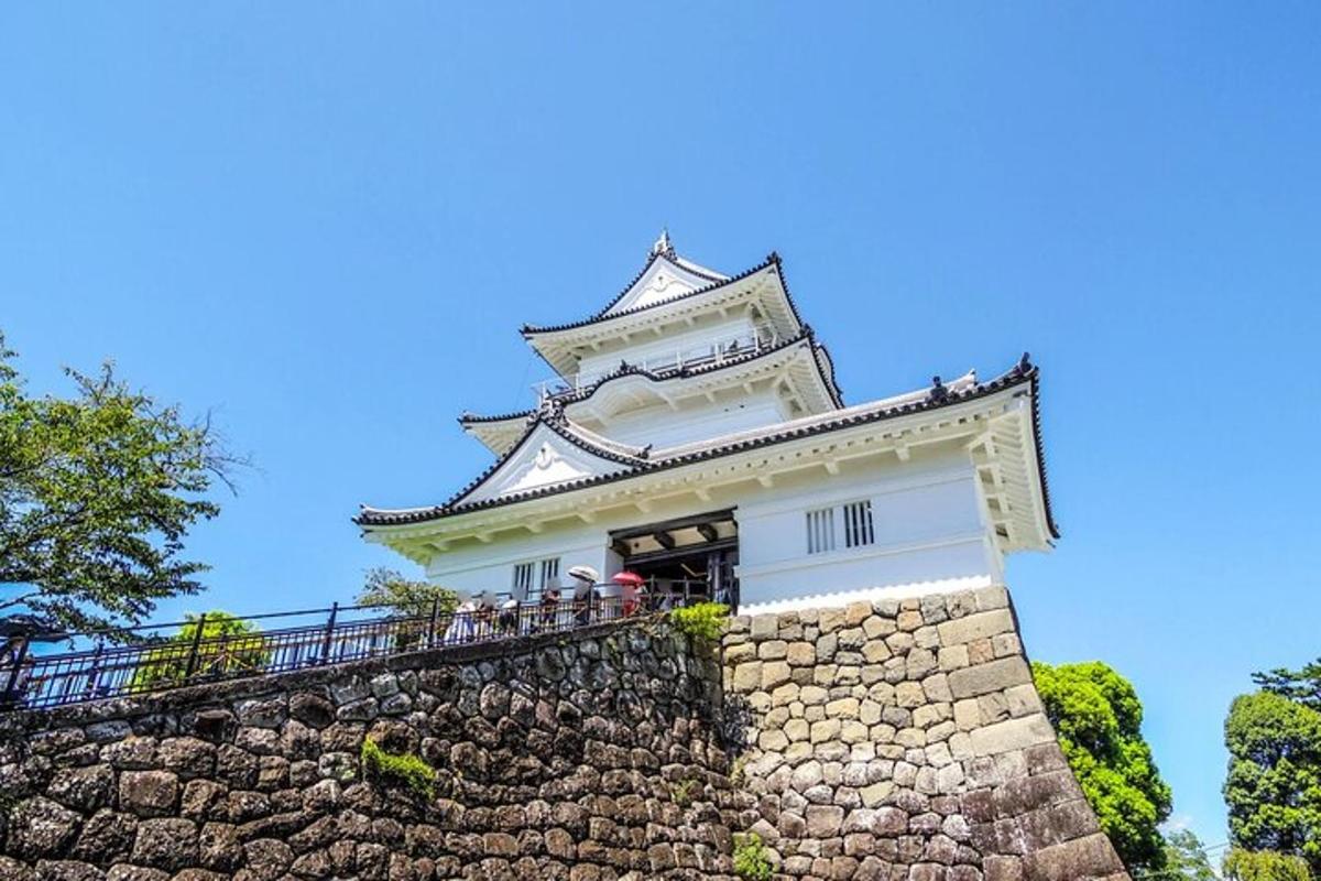 un edificio encima de un muro de piedra