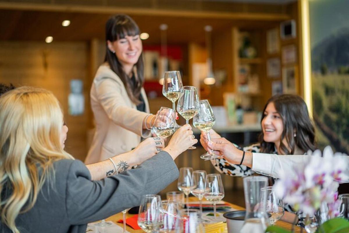 un gruppo di persone che sorreggono bicchieri di vino