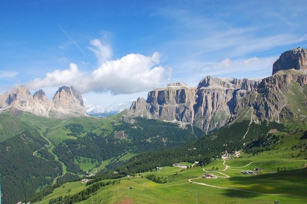 una vista di una catena montuosa con una valle verde